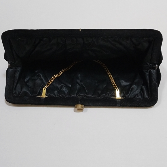 VINTAGE 1950s BLACK VELVET EVENING CLUTCH WITH OPTIONAL CHAIN HANDLE INSIDE. - Picture 6 of 8
